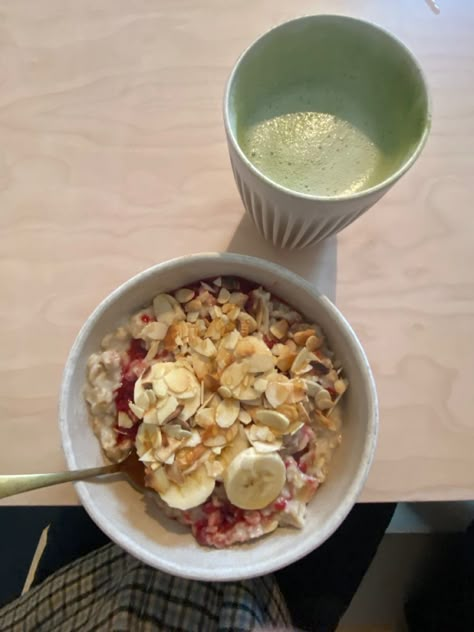 raspberry and banana oatmeal with matcha Coconut Cream Oatmeal, Oatmeal With Raspberries, Coconut Milk Oatmeal, Hot Matcha, Oat Bowl, Raspberry Compote, Milk Oatmeal, Healthy Food Motivation, Healthy Lifestyle Food