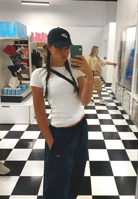 Aesthetic Baseball Caps Outfits, Casual Baseball Cap Outfit Winter, Nike Baseball Cap Outfit, Baseball Cap Braids, Girls Wearing Hats Baseball Caps, Base Ball Cap Outfit Women, Cap Outfits For Women Winter, Adidas Baseball Cap Outfit, Ball Hat Outfit