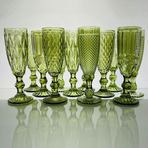 Fun Champagne Glasses, Green Glasses Wedding, Penelope Bourbon, Green Champagne Glasses, Champagne Glasses Wedding, Wedding Goblets, Vintage Champagne Glasses, Green Champagne, Spring Table Settings