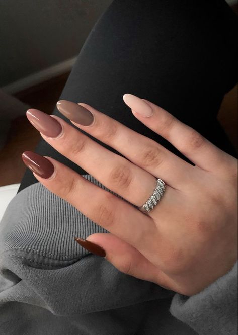 Nails For Cinnamon Dress, Fall Autumn Nails Almond, Fall Nails Shades Of Brown, Acrylic Nails Autumn 2023, Neutral Almond Nails Classy Brown, Fall Almost Nails, Fall Nail 2023, Simple Nails Fall Shades, Autom Nails Design