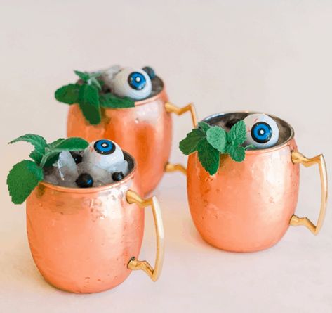 5 More Ways to Throw The Ultimate Halloween Party Boo Berry, Teen Party Games, Halloween Fest, Teen Fun, Halloween Ii, Copper Mugs, Halloween Cocktails, Teen Decor, Halloween Party Games