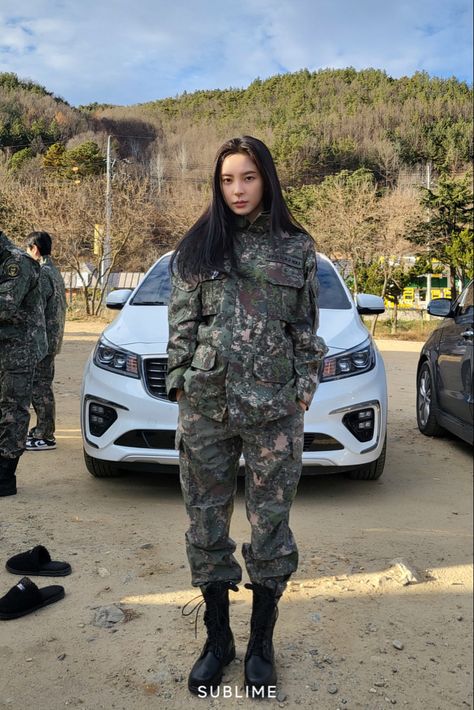 Army Pants Outfit, Aesthetic Faces, People With Green Eyes, Army Pants, Gear Accessories, Army Women, Military Girl, New Photo Download, Female Soldier