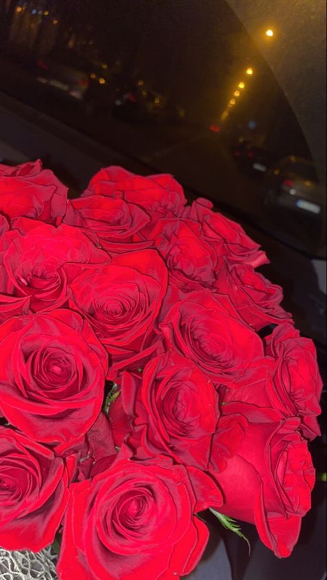 Fake Roses Bouquet, Red Roses In Car, Beautiful Bouquet Of Flowers Romantic, Red Roses Bouquet For Girlfriend, Roses In Car, Roses Fake Story, Roses Pinterest, Rose Snap, Red Roses Bouquet