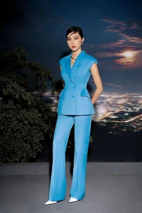 Suit Tailoring, Elegant Dresses Short, Tailoring Techniques, Structured Jacket, Short Sleeve Jacket, Woman Suit Fashion, Chic And Elegant, Business Suit, Tailored Suits