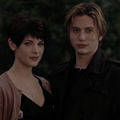 Jasper Hale Breaking Dawn, Twilight Couples, Twilight Cullens, Cinema Theme, Twilight Characters, Jasper Twilight, Twilight Images, Twilight Facts, Alice Twilight