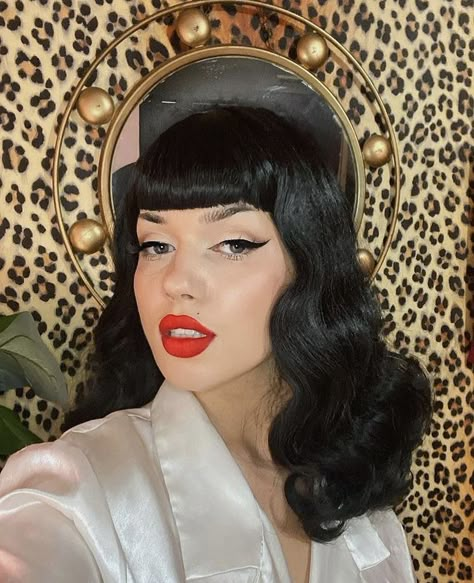 1950s Makeup And Hair Rockabilly 50s Hairstyles, Vintage Pinup Makeup Looks, How To 1950s Hairstyles, Betty Paige Hair, Retro Hairstyles With Bangs, Glam Hair With Bangs, Widow Peak Bangs, Old Hollywood Hair With Bangs, Vintage Hair With Bangs