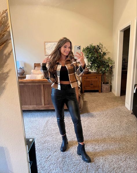 Crop flannel leather leggings 2022 outfit Cute Fall Outfits Leather Pants, Leather Pants And Flannel Outfit, Cropped Flannel Jacket Outfit, Crop Flannel Outfits, Leather Leggings Fall Outfit, Tan Flannel Outfit, Flannel Jacket Outfit, Cropped Flannel Outfits, Brown Flannel Outfit