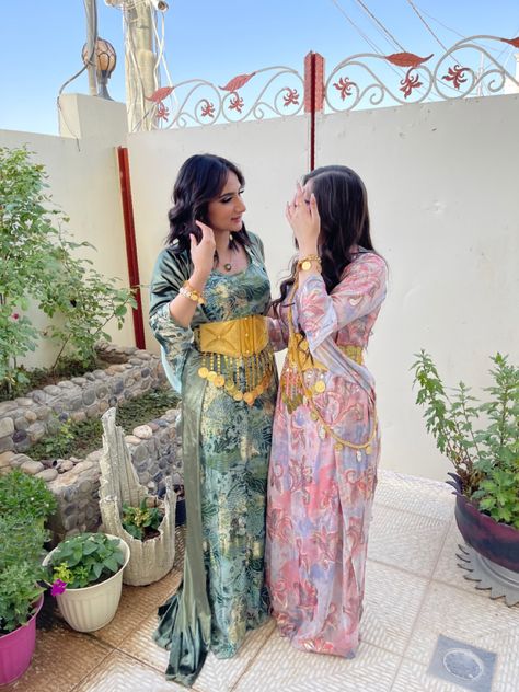 Kurdish wedding Kurdish Dress Fashion, Kurdistan Dress, Kurdish Traditional Clothes, Kurdish Wedding, Jly Kurdi, Jle Kurde, Kurdish Girl, Kurdish Dress, Kurdish Clothes