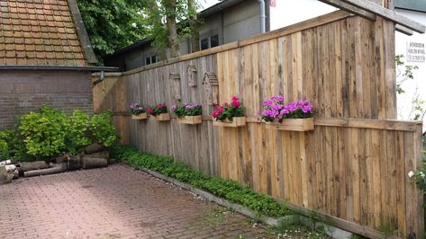 Wood Pallet Fence, Bee Hotels, Moderne Have, Pallet Projects Garden, Small Fence, Bee Hotel, Cheap Fence, Pallet Fence, Front Yard Fence