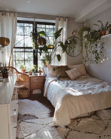 Bedroom Inspiration Cozy, Design Ložnic, Lots Of Plants, Bedroom Bohemian, Small Bedroom Ideas, Dekorasi Kamar Tidur, Bohemian Bedroom Decor, Redecorate Bedroom, Cozy Room Decor