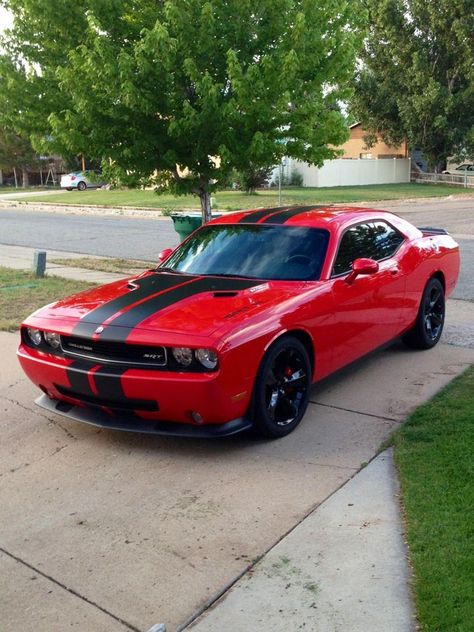 Dodge Challenger in Torred Red w/Black Stripes~ #americanmusclecarschevy Dodge Challenger Srt8, Mobil Mustang, Jet Skies, Challenger Srt8, Dodge Challenger Hellcat, Dodge Muscle Cars, Hellcat Challenger, Muscle Cars For Sale, Challenger Srt