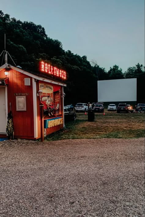 Drive In Movie Theater at Four Brothers Drive In in Upstate New York. Drive In Aesthetic, Vintage Movie Aesthetic, Drive In Movie Aesthetic, Old Movies Aesthetic, Drive In Movie Date, Summer Night Aesthetic, Movie Night Date, Aesthetic Drive, Date Ideas Aesthetic