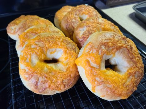 Easy and versatile bread machine Bagel recipe Bagel Recipe Bread Machine, Bread Machine Bagels, Cheddar Bagels, Bagel Bread, New York Bagel, Cheese Bagels, Best Bagels, Bread Maker Recipes, Homemade Bagels