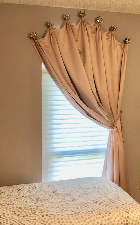 Curtain Draping Ideas Bedroom, Drapery Headboard, Curtains Behind Headboard, Curtain Wall Bedroom, Curtain Headboard Ideas, Curtain Behind Headboard, Bed Canopy Ideas, Curtain Headboard, Hall Curtains