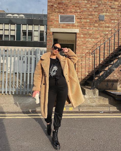 NA-KD.com on Instagram: “”I love your outfit!” ME: Thanks! It has pockets! 😎 Shop @yvzux ’s Teddy Coat that’s now on SALE! 💯 #nakdfashion” Martens Outfit, Jadon Boots, Outfit Curvy, Doc Martens Outfit, Curvy Pants, Trench Coat Outfit, Ladies Wear, Women Fashion Edgy, Teddy Coat