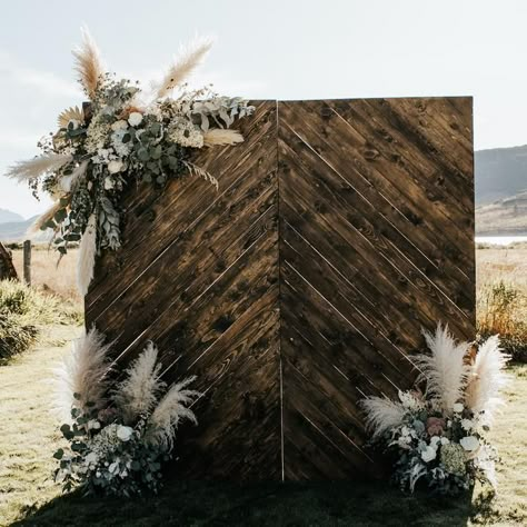 Wood Backdrop Wedding, Country Western Wedding, Western Themed Wedding, Rustic Wedding Backdrops, Pallet Wedding, Herringbone Wood, Photo Backdrop Wedding, Diy Wedding Backdrop, Country Theme Wedding