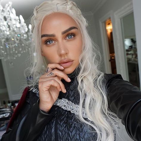 Carli Bybel as Daenerys Targaryen Khaleesi Makeup, Khaleesi Costume, Blonde Halloween Costumes, Creative Halloween Makeup, Halloween Make-up Looks, Halloween Makeup Ideas, Halloween Makeup Pretty, Cool Halloween Makeup, Pretty Halloween Costumes