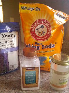 Lavender bath salts, Epsom and sea salts, coconut oil, baking soda. With paper bag instructions. Coconut Oil Baking, Shower Fizzies, Bath Soak Recipe, Diy Oatmeal, Bath Balms, Baking With Coconut Oil, Baking Soda Bath, Oatmeal Bath, Lavender Bath Salts