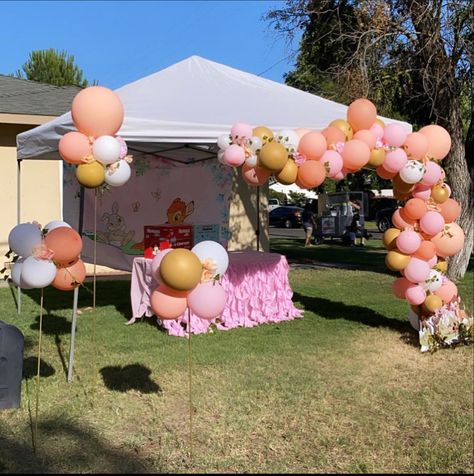 Ballon Tent Decor, Balloon Arch On Canopy Tent, Canopy Balloon Decor, Balloons On Gazebo, Outdoor Tent Balloon Decorations, Canopy Tent Decorations Birthday Parties, Gazebo Balloon Decorations, Small Tent Decorating Ideas, Balloon Garland On Tent