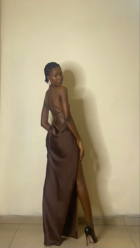 Long brown silk dress Backless Dinner Dress, Backless Dress Pose, Backless Photoshoot, Diy Backless Dress, Diy Backless, Long Backless Dress, Elegant Backless Dress, Backless Satin Dress, Backless Evening Gowns