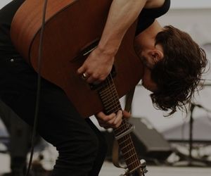 226 images de People // Harry Styles sur We Heart It | Voir plus de Harry Styles, one direction et harry Mlm Aesthetic, Acoustic Guitar Pictures, Harry Styles One Direction, Folk Punk, Guitar Guy, Simon Lewis, Acoustic Guitar Lessons, Christina Lauren, Best Acoustic Guitar