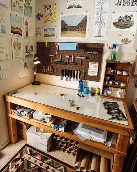 Artist Table Ideas, Art Storage Ideas, Art Studio Table, Work Table Design, Artist Organization, Craft Workspace, Artist Table, Art Workspace, Work Corner