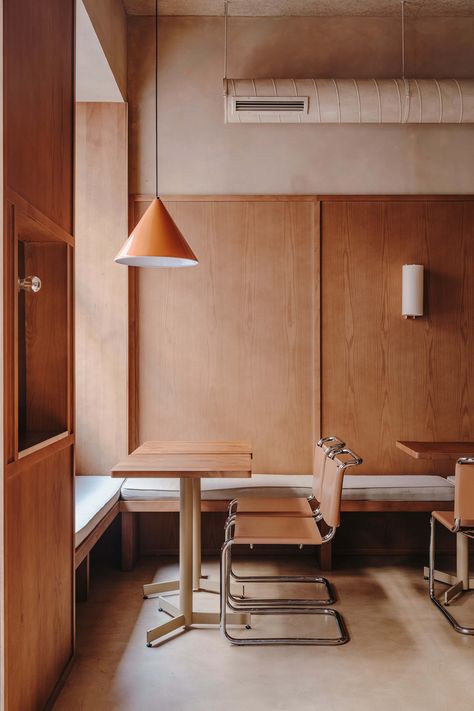 Kricky Pelton – Plantea Estudio Modern Retro Interior Design, Culture Cafe, Madrid Restaurants, Wood Cafe, Cafe Interiors, Plywood Interior, Joinery Design, Retro Interior Design, Santa Cole