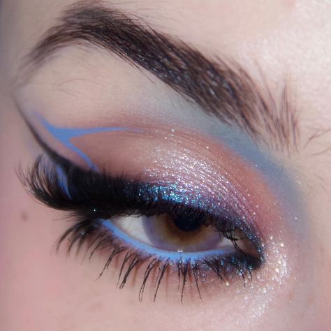 Jedi Inspired Makeup, Star Wars Makeup Looks, Tron Makeup, Star Wars Makeup Ideas Eyes, Star Wars Eye Makeup, Pop Star Makeup, Star Themed Makeup, Jedi Makeup, Pop Star Outfit Ideas