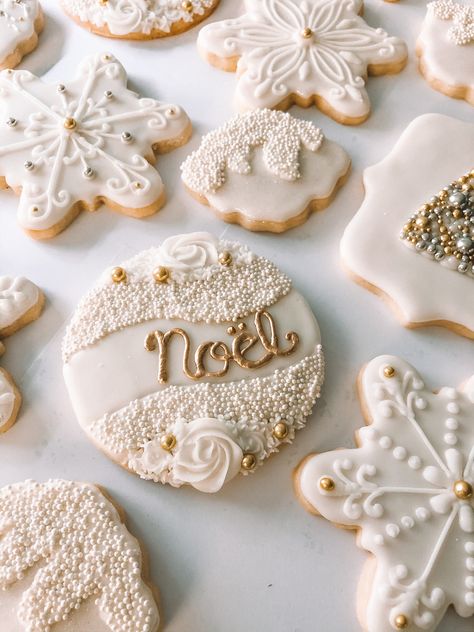 Silver And Gold Christmas Cookies, White Christmas Cookies Royal Icing, White And Gold Christmas Cookies, Christmas Cookies Designs, White Christmas Cookies, Christmas Cookies Decoration, Xmas Deserts, Christmas Cookie Icing, Snowflake Sugar Cookies