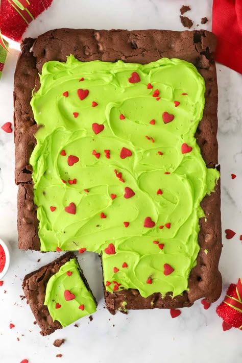 These Grinch brownies are a fun and easy Christmas dessert, combining fudgy chocolate brownies with minty green frosting and heart sprinkles! #grinch #brownies #christmas Grinch Brownies Recipe, Grinch Sheet Cake, Grinch Christmas Snacks, Xmas Brownies, Frosting Guide, Grinch Brownies, Grinch Desserts, Grinch Recipes, Brownie Icing