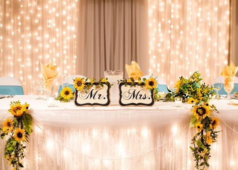 Sweetheart Table Wedding Sunflower, Sunflower Bride And Groom Table, Head Table Sunflower Wedding, Rustic Yellow Wedding Theme, Sunflower Sweetheart Table Wedding, Sunflower Themed Wedding Decoration, Sunflower Wedding Table Centerpieces, Sunflower Wedding Reception Ideas, Sunflower Sweetheart Table