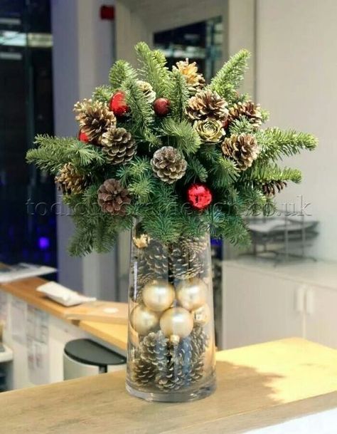 Pinecones Christmas Centerpiece #Christmas #centerpieces #Christmasdecor #decorhomeideas Christmas Flower Decorations, Bedroom Christmas, Christmas Flower Arrangements, Christmas Table Centerpieces, Christmas Floral Arrangements, Christmas Arrangements, Indoor Christmas Decorations, Indoor Christmas, Christmas Flowers