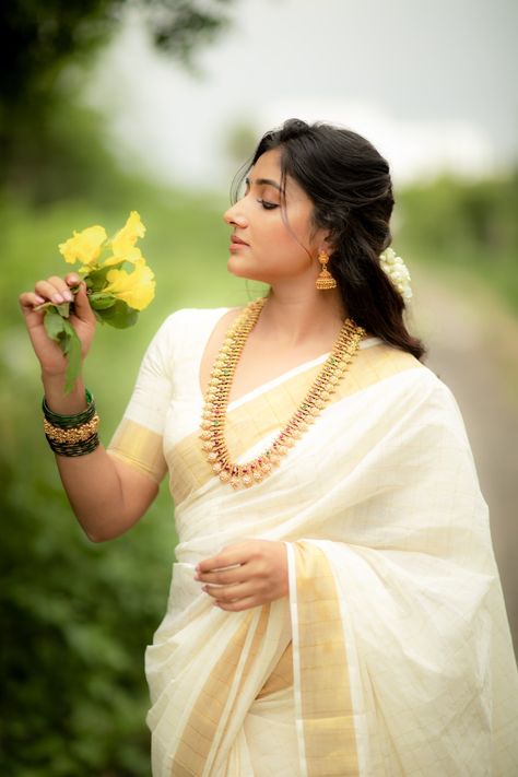 Kerala Saree Photoshoot, Onam Photoshoot Ideas, Kerala Traditional Saree, Onam Kerala, Onam Dress, Onam Outfits, Onam Saree, Saree Hairstyles, Dancer Poses