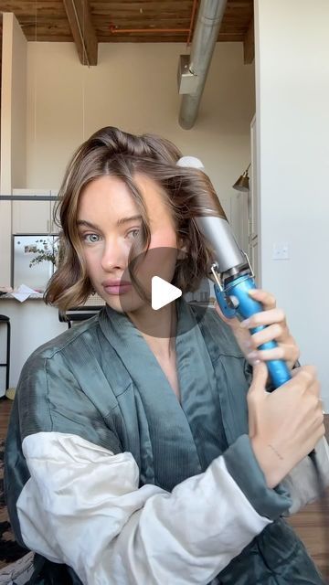 Short Hair Casual Outfit, Styling A Bob Haircut Tutorial, Cortney Swann Hair, Bluntcut Bob Styling, Short Hair Volume Curls, Hailey Short Hair, Bob Hair Dos Ideas, Hailey Drew Polk Hair, Waves On Shoulder Length Hair