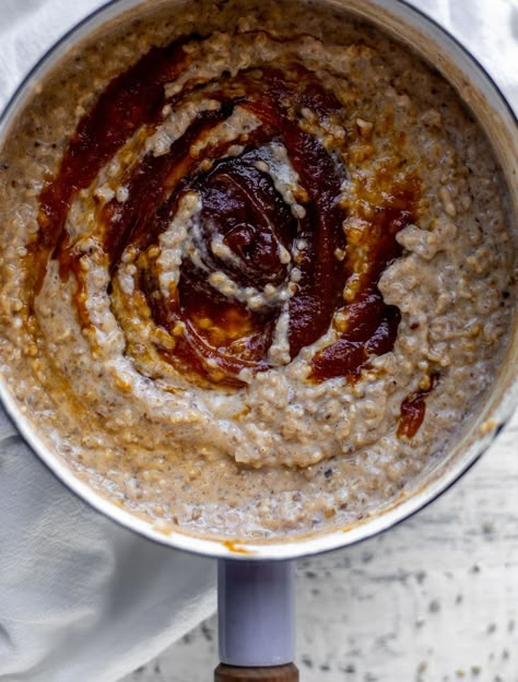 swirling pumpkin butter in pumpkin pie oatmeal Fall Snacks Savory, Pecan Pie Oatmeal, Apple Butter Oatmeal, Fall Oatmeal, Oatmeal Pumpkin, Maple Oatmeal, Pumpkin Pie Oatmeal, Halloween Breakfast, Steel Cut Oatmeal