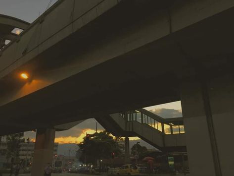 Ciudad en atardecer, paseo por la ciudad. Night Walk Aesthetic, Night Walking Aesthetic, Walk Aesthetic, Night Walk, Walking