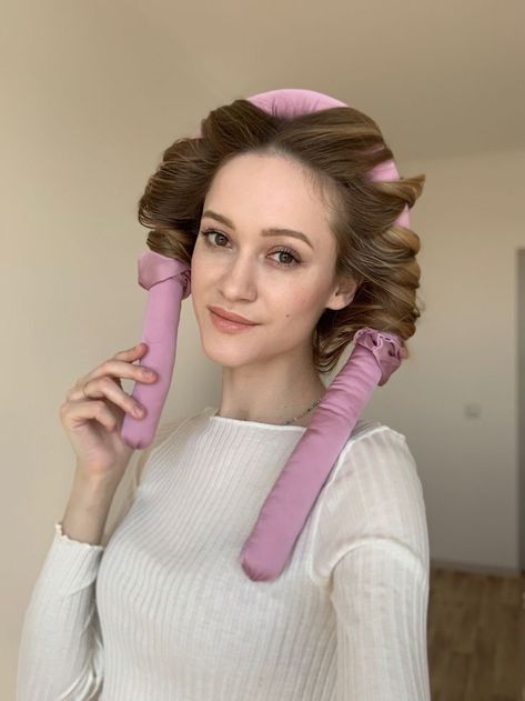 Rollers For Short Hair, Curlers For Short Hair, No Heat Curls Overnight, Sleep In Rollers, Cabelo Pin Up, No Heat Hair Curlers, Curling Rods, Heatless Hair, Tiara Hair