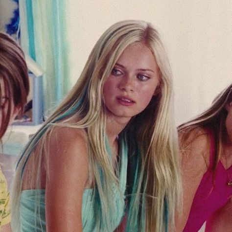 Aquamarine (2006) who else wished that they were a mermaid when they were younger? Aquamarine Movie, Blonde Halloween Costumes, Sara Paxton, Mermaid Movies, Mermaid Lagoon, Cute Couple Halloween Costumes, Dyed Hair Inspiration, Mermaid Hair, Surfer Girl