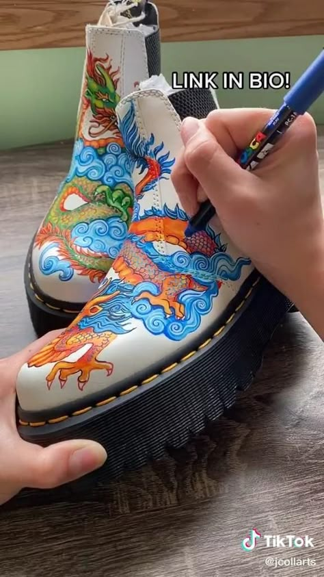 How To Paint Boots Diy, Painting Boots Diy, Painted Boots Diy Ideas, Painted Boots Diy, Painting On Boots, Shoe Art Diy, Custom Painted Shoes Ideas, Drawn On Shoes, Hand Painted Shoes Ideas