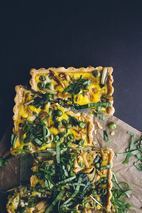 This Loaded Vegetarian Quiche recipe is SO good and so easy! It's healthy and loaded with so many greens! Spring Quiche, Vegetarian Tips, Vegetable Quiche Recipes, Vegetarian Quiche Recipes, Vegetarian Quiche, Flexitarian Recipes, Vegetable Quiche, Spring Recipe, Skillet Potatoes