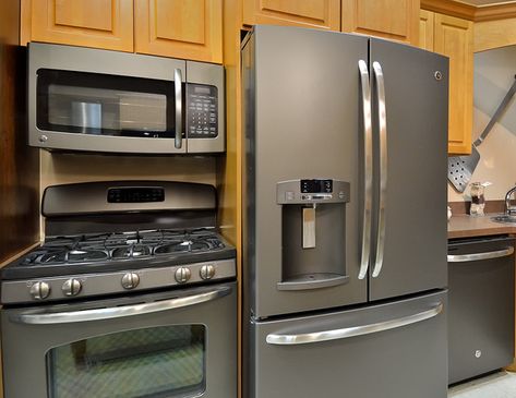 GE Slate Finish Appliances: Stunningly Versatile Not the cabinets, the appliances... Yeeessss Slate Appliances Kitchen, Ge Slate Appliances, Slate Kitchen, Slate Appliances, Outdoor Kitchen Appliances, Basic Kitchen, Kitchen Design Trends, Steel Appliances, Cozy Kitchen