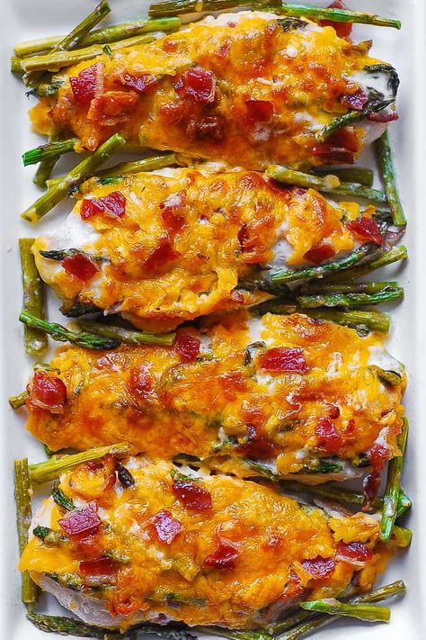 One-Pan Asparagus Chicken Bake with Bacon and Ranch - Julia's Album Ranch Chicken Bake, Pan Asparagus, Asparagus Chicken, Easy Asparagus, Baked Ranch Chicken, Asparagus Recipes Baked, Asparagus Bacon, Asparagus Recipes, Baked Bacon