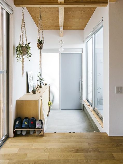 Japanese House Entryway, Japanese Entryway Ideas, Japanese Genkan, Japanese House Entrance, Japanese Entryway, Japanese House Design, Japanese Apartment, Apartment Entrance, Japanese Home Design