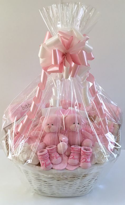 Basket Full Of Gifts, Baby Girl Gift Basket Ideas, Baby Gift Packs, Perlengkapan Bayi Diy, Baby Shower Gift Box, Girl Gift Baskets, Baby Gift Hampers, Baby Shower Baskets, Idee Babyshower