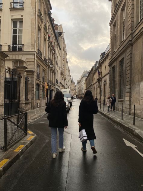 Le marais vibes paris rainy day streets friends Paris Rainy Day, Streets Aesthetic, Paris Marais, Paris Rooftops, Marais Paris, Paris Aesthetic, People Dancing, Rainy Day, Camera Roll