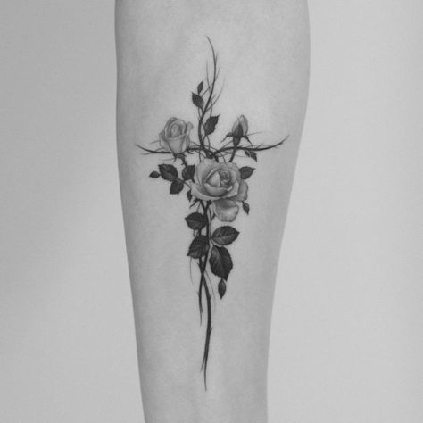 Roses Tattoo Realistic, Rose Tattoo Add On, Biblical Flowers Tattoo, Unique Cross Tattoos For Women, Cross Rib Tattoos, Flower Cross Tattoo, Sake Tattoo, Flower Tattoos For Women, Crucifix Tattoo