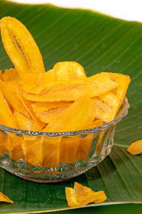 Craving for something crunchy and savory?🤔 Grab our Platanitos / Green Plantain Chips! They are gluten-free, delicious, and perfect for snacking. #plantain #plantainchips #greenplantain Plantain Chips Label Design, Colombian Snacks, Ways To Eat Healthy, Plantain Chips, Banana Chips, Interesting Food, Interesting Food Recipes, African Print, Natural Ingredients