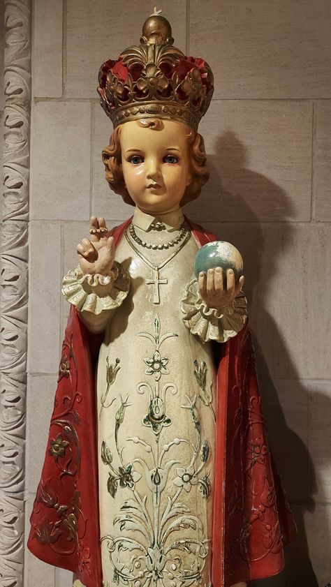 Infant Of Prague Statue, Mary Pictures, Infant Of Prague, Infant Jesus, Crucifixion Of Jesus, Jesus And Mary Pictures, Child Jesus, Sainte Marie, Jesus Images