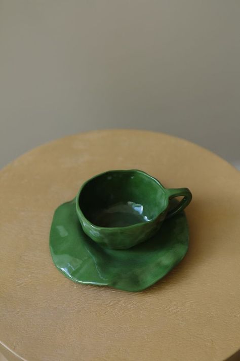 Green Ceramic Mug, Clay Cups Ideas, Mug Ideas Pottery, Mug Ceramic Ideas, Ceramics Pottery Bowls, Clay Mug, Green Mug, Beginner Pottery, Pottery Handbuilding