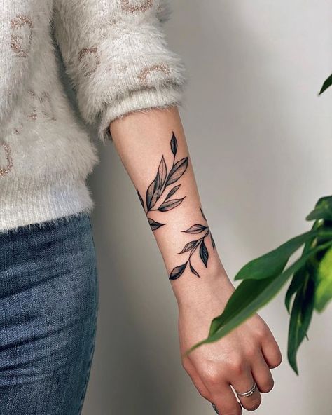 Traditional Leaf Tattoo, Tattoo Brazo Mujer, Botanical Wrap Tattoo, Best Friend Tattoo Ideas, Friend Tattoo Ideas, Wheat Tattoo, Wrap Around Wrist Tattoos, Men Flower Tattoo, Best Friend Tattoo